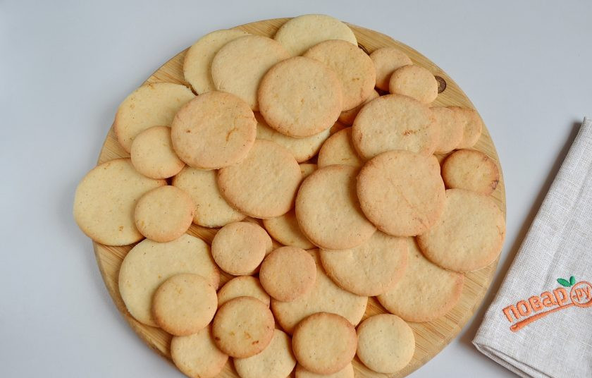 1. Этап. Криптопеченье: 12. Готовое печенье снимите с пергамента и оставьте остывать. Лучше это делать на ровных поверхностях, а потом просто собрать вместе, когда полностью остынет.