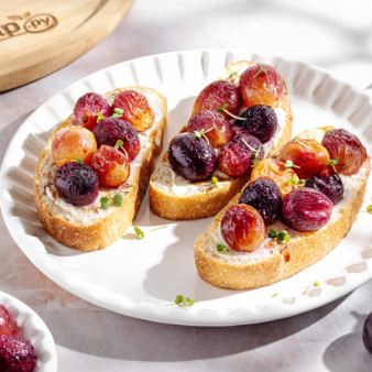 Брускетта с печеным виноградом