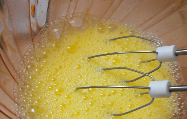 1. Этап. Пирог с майонезом: Взбейте яйца.