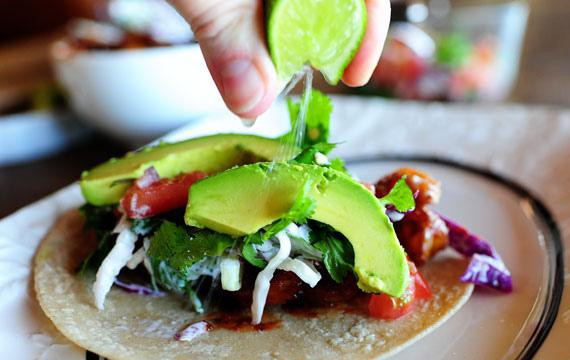 1. Этап. Такос с креветками: 6. Выложить на подогретые кукурузные лепешки жареные креветки, капустный салат, пико-де-гальо и ломтики авокадо, отжать сверху сок лайма.