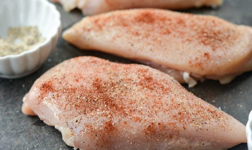 1. Этап. Курица в сливочно-лимонном соусе: 1. Куриные грудки смажьте солью, перцем и паприкой.