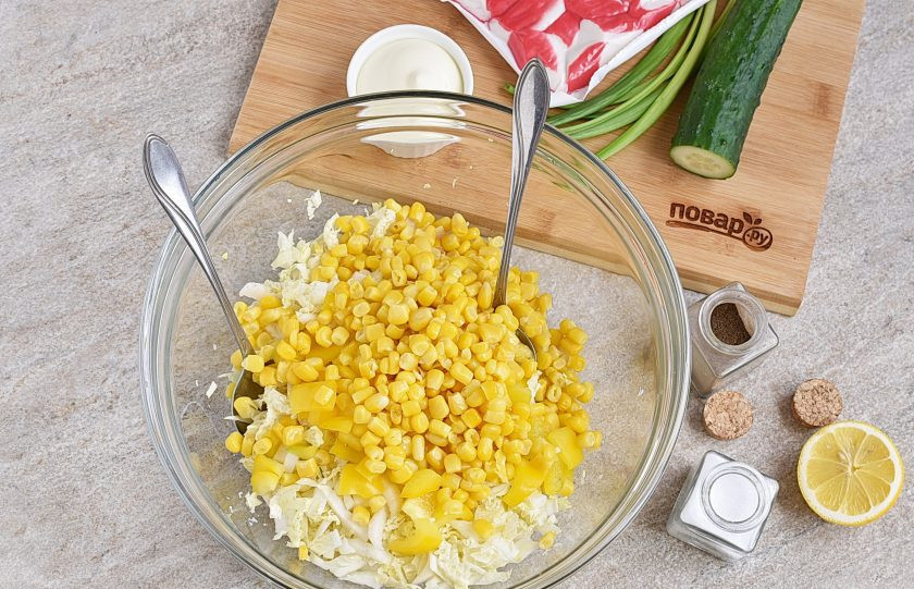 1. Этап. Крабовый салат с пекинской капустой: Добавьте кукурузу и нарезанный кубиками сладкий перец.