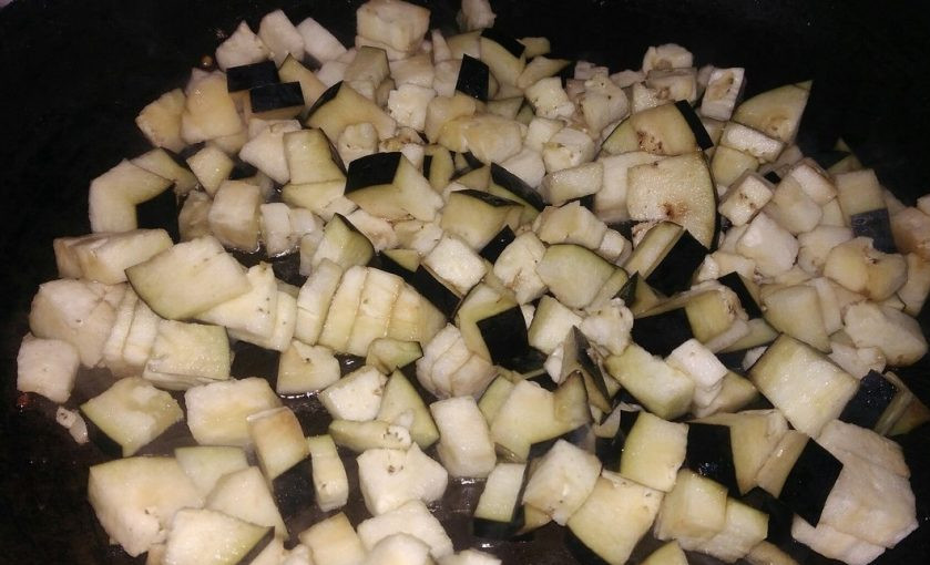 1. Этап. Жаркое с говядиной и овощами на растительном масле: 8. В самом конце обжариваем баклажаны. Их тоже отправляем к остальным ингредиентам.