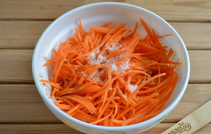 1. Этап. Морковь по-корейски (Корейская морковка): Добавляем сахар, 0.5 ч.л. красного перца в морковь.