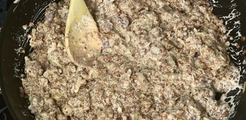 1. Этап. Гречневое ризотто с сыром: На сковороду с овощами добавьте гречку. Влейте сливки. Добавьте немного сыра и специи. Доведите до кипения. Ризотто готово. Осталось выложить и украсить блюдо.