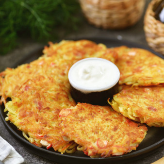 Драники с беконом и крабовыми палочками