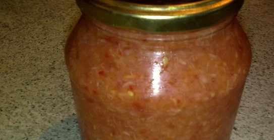 1. Этап. Аджика с хреном на зиму: 2. В подготовленные баночки переливаем эту смесь, закрываем чистыми крышками, и храним в холодильнике.