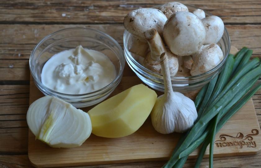 1. Этап. Грибной крем-суп из шампиньонов: Подготовьте все необходимые ингредиенты. Очистите лук, картофель, чеснок и грибы.