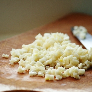 1. Этап. Курица по-провански: Чеснок мелко рубим.