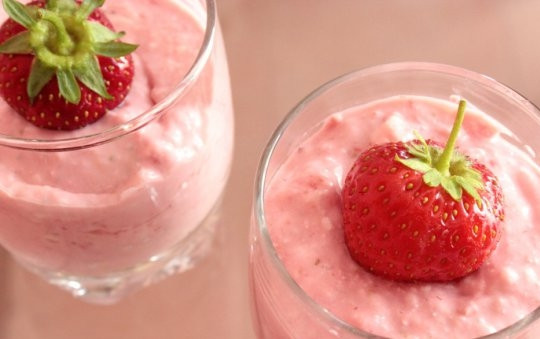 1. Этап. Даниссимо творожный: Подавайте десерт в стаканах, украсив ягодкой.