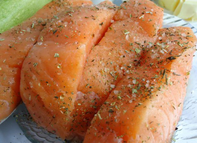 1. Этап. Жареная семга: Затем хорошенько обсыпаем рыбу любимыми специями - у меня были прованские травы.