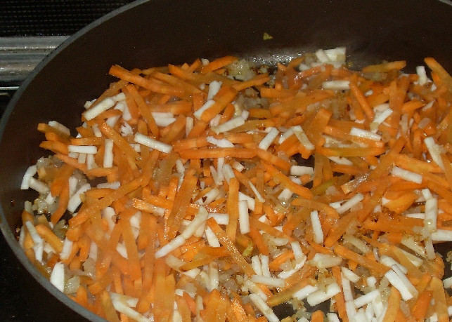 1. Этап. Суп с грибами и сыром: Добавьте в сковороду морковь и сельдерей, и все вместе протушите 5-7 минут.