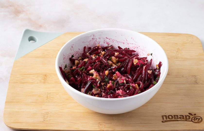 1. Этап. Салат со свеклой и орехами ПП: Посолите и поперчите по вкусу, заправьте салат растительным маслом. Все перемешайте и уберите салат на 20 минут в холодильник, чтобы он немного настоялся.