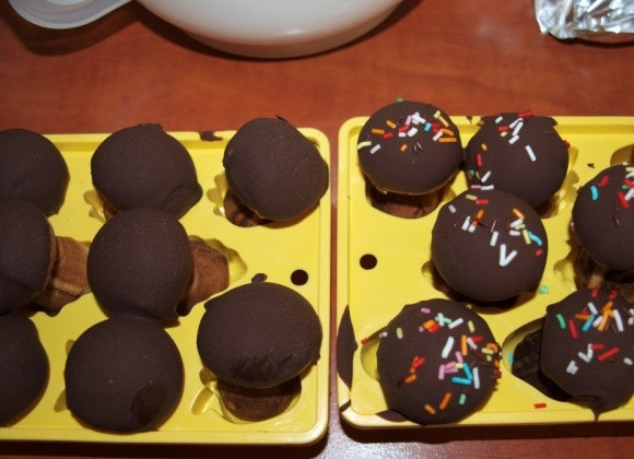 1. Этап. Печенье Грибочки в формочке: По желанию, посыпьте шляпки посыпкой или измельченными орешками. Грибочки отправьте в холодильник, чтобы глазурь застыла.