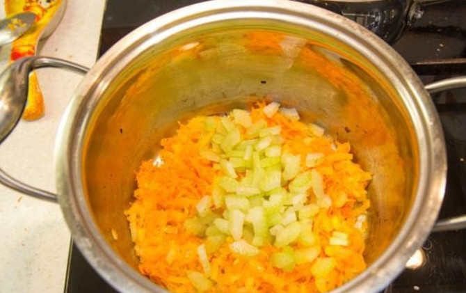 1. Этап. Суп гречневый с фрикадельками: 2. Очистите и вымойте лук, нарежьте его кубиками, вымойте стебель сельдерея и нарежьте его небольшими кусочками, морковь натрите на крупной терке. В кастрюлю положите сливочное масло и выложите овощи, перемешайте и готовьте несколько минут.