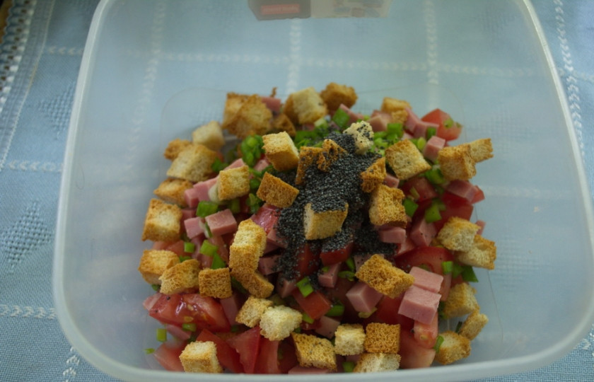 1. Этап. Салат Удачный с маком: Добавляем сухарики, приготовленные дома или покупные, поджаренный мак. Измельчите зеленый лук и тоже его добавьте в салат.