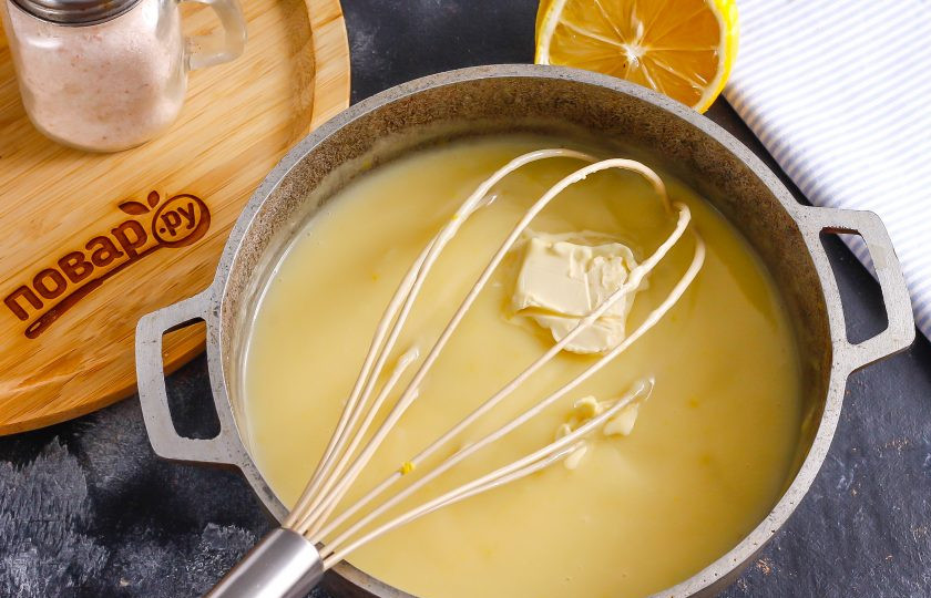 1. Этап. Наполеон с лимонным кремом: Вмешайте в крем сливочное масло и размешайте его. Остудите крем примерно 30 минут, накрыв его пищевой пленкой.