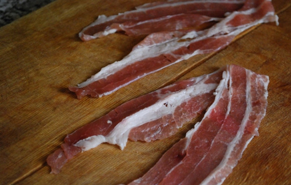 1. Этап. Чевапчичи в беконе: Нам потребуются тонкие и достаточно длинные полоски бекона.