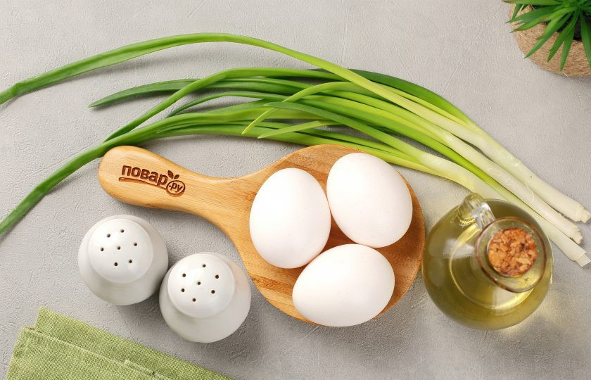 1. Этап. Яичница болтунья с зелёным луком: Подготовьте все ингредиенты.