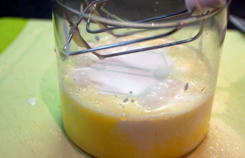 1. Этап. Быстрый суп без мяса: 8. Параллельно необходимо взбить желтки со сливками и щепоткой соли в пену.