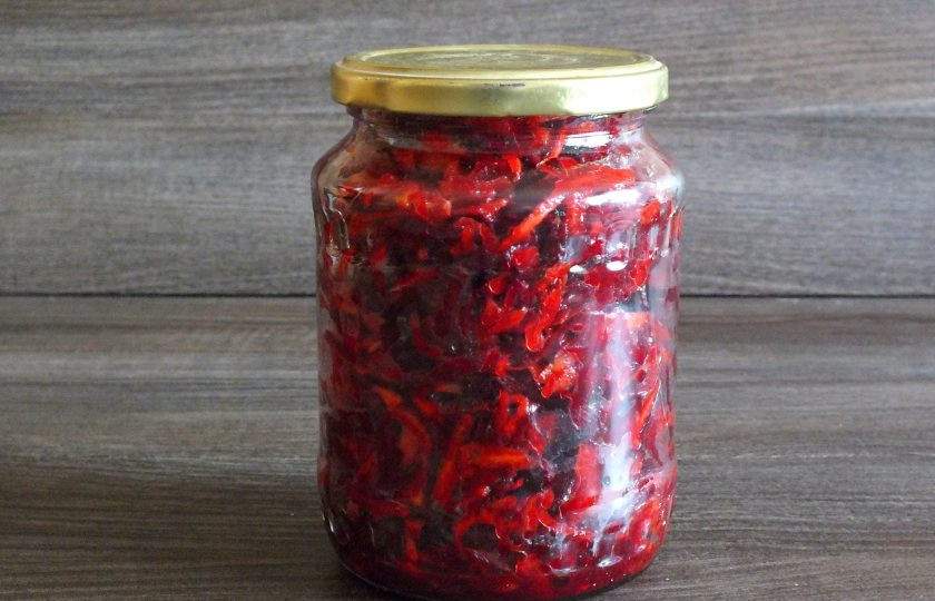 1. Этап. Маринованная свекла с морковью быстрого приготовления: Свеклу с морковью переложите в стеклянную тару. Укупорьте. Перенесите в холодильник и поставьте на крышку. Оставьте мариноваться 3-4 часа. В течение этого времени, переверните банку с крышки на донышко, чтобы овощи равномерно пропитывались маринадом. Через указанное время маринованную свеклу с морковью можно подавать к столу.