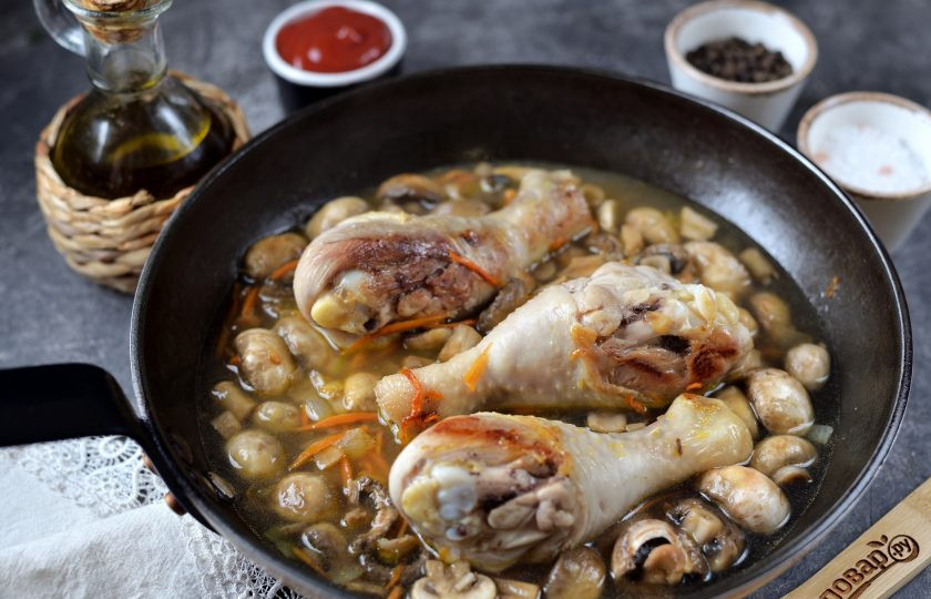 1. Этап. Куриные голени тушеные в томатном соусе с грибами: Влейте в сковороду воду, тушите под крышкой минут 10.