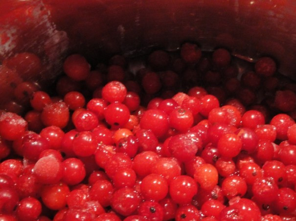 1. Этап. Домашний мармелад: Промойте ягоды и проварите в небольшом количестве воды до размягчения.