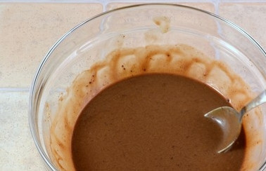 1. Этап. Пирожное Картошка из сухарей и сгущенки: 1. Смешаем сгущенку, коньяк и растопленное сливочное масло.