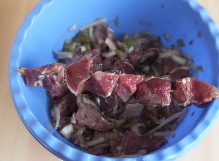 1. Этап. Шашлык на электрогриле: По истечении времени достаньте мясо. Посолите по вкусу. Подготовьте электрогриль. Если необходимо, смажьте тонким слоем растительного масла. Мясо насадите на деревянные шпажки.