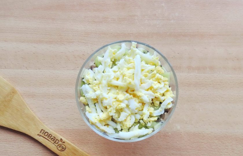 1. Этап. Салат с курицей, киви и грибами: Яйца сварите вкрутую, охладите и очистите, мелко нарежьте. Выложите на слой киви.