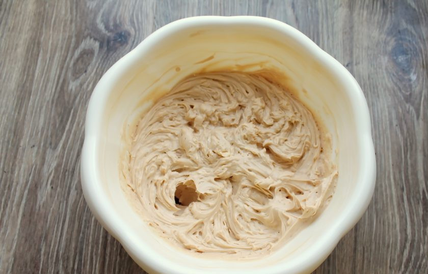 1. Этап. Крем чиз с вареной сгущенкой: Взбивайте крем на средней скорости в течение 2 минут до пышной, однородной массы.