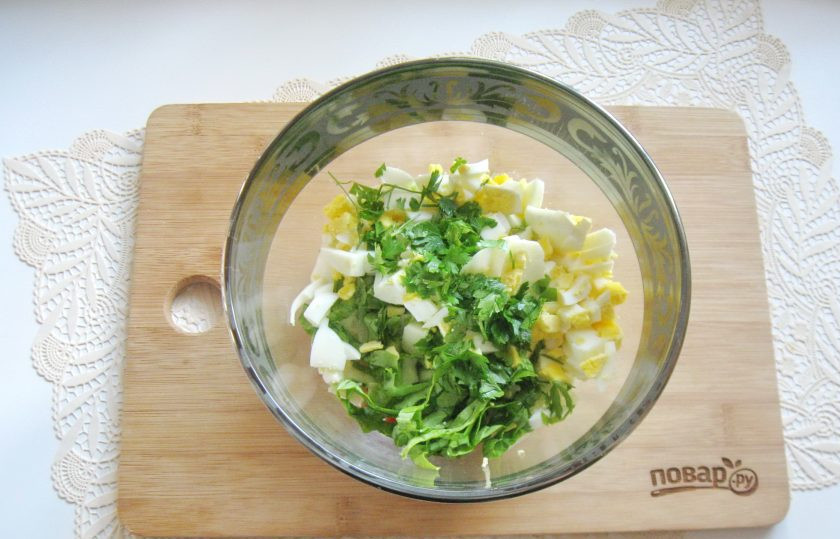 1. Этап. Зеленый салат с крабовыми палочками: Петрушку помойте, нарежьте и выложите в салат.