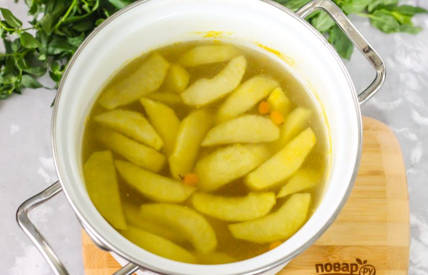 1. Этап. Компот из облепихи и яблок на зиму: Как только ингредиенты отдадут жидкости свой аромат и вкус, выключите нагрев. Пропарьте банки и крышки кипятком.