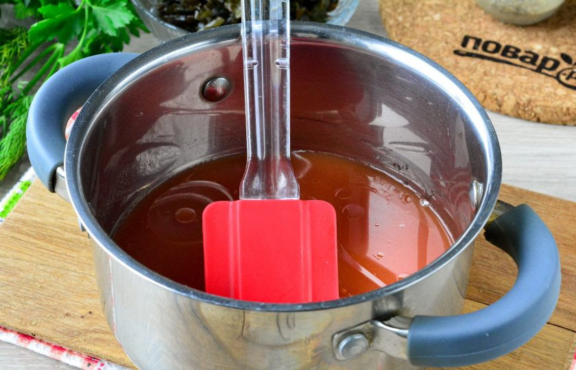 1. Этап. Икра из манки и морской капусты: Влейте томатный сок и растительное масло в кастрюлю или сотейник, добавьте соль по вкусу, размешайте и доведите до кипения.