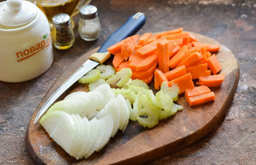 1. Этап. Куриная печень с сельдереем: Очистите лук и морковь, вымойте, также подготовьте сельдерей. Все овощи нарежьте небольшими кусочками.