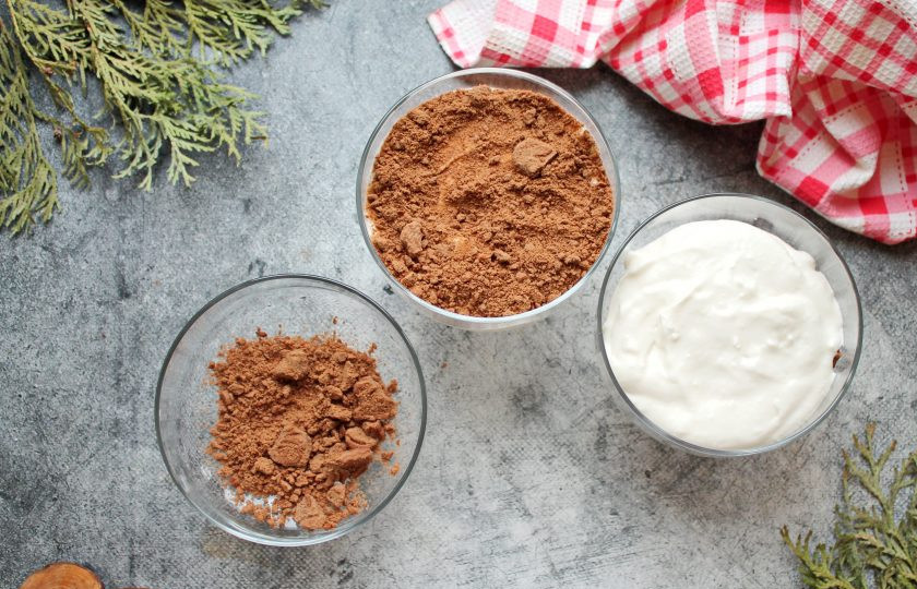 1. Этап. Творог с желатином и печеньем: В креманки разложите половину измельченного печенья. Сверху разложите половину творожной массы. Распределите оставшееся печенье, а сверху оставшейся творог с желатином. Уберите креманки с творогом, желатином и печеньем в холодильник на несколько часов до застывания. Готовый десерт посыпьте тертым шоколадом и подавайте к столу.