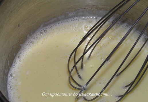 1. Этап. Торт Малиновая роскошь: Молоко разогрейте почти до кипения (если есть градусник, то до 85°, если нет, то когда от молока начнет подниматься пар). Затем молоко влейте в яичную массу, перемешайте, перелейте все обратно в кастрюльку.