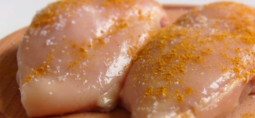 1. Этап. Салат Цезарь с курицей по-домашнему: 1. Куриную грудку промойте, просушите бумажным полотенцем, посолите и поперчите, добавьте любимые специи. Обжарьте куриное филе на растительном масле с двух сторон на небольшом огне (примерно 7-10 минут с каждой стороны).