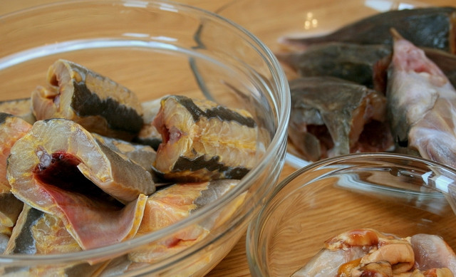 1. Этап. Жареная стерлядь: Режем рыбу на кусочки. Сбрызгиваем лимонным соком. Посолить, поперчить по вкусу. Смазываем растопленным сливочным маслом и совсем чуть-чуть посыпаем панировочными сухарями.