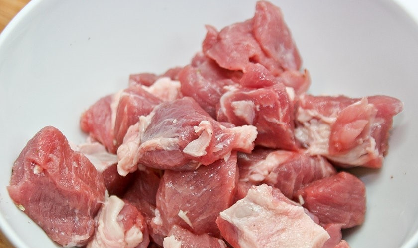 1. Этап. Слоеная картошка со свининой: 4. Подготовьте свинину. Для этого помойте и порежьте её на небольшие кусочки.