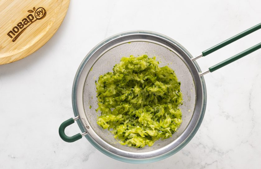 1. Этап. Веганская запеканка из кабачков с тофу: Затем тщательно отожмите через сито кабачок от жидкости.