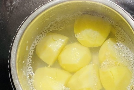 1. Этап. Роллы с сельдью, картофелем и соленым огурцом: Отварить картофель, не солить