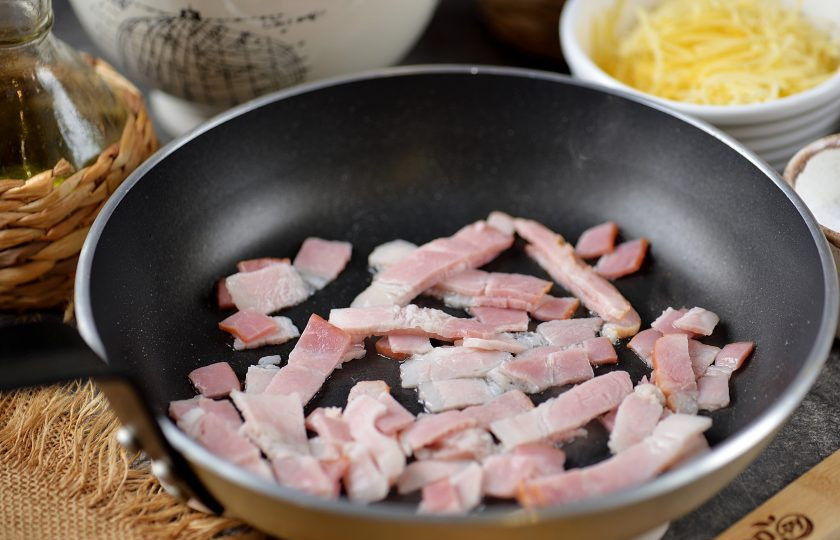 1. Этап. Салат Фризе с беконом: Бекон нарежьте тонкими ломтиками, обжарьте пару минут в сухой сковороде.