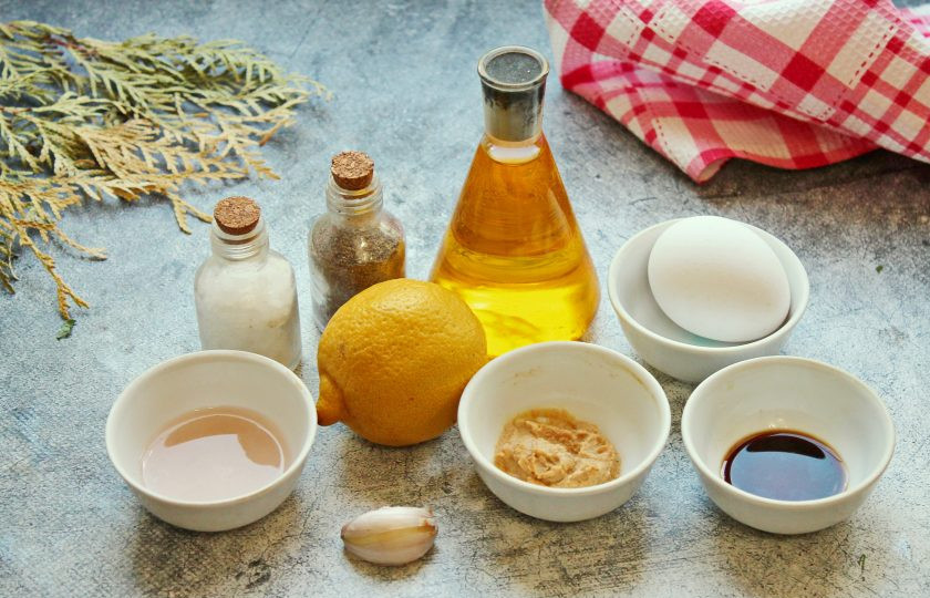 1. Этап. Соус для салата Цезарь без анчоусов: Подготовьте все необходимые ингредиенты для приготовления соуса для салата 