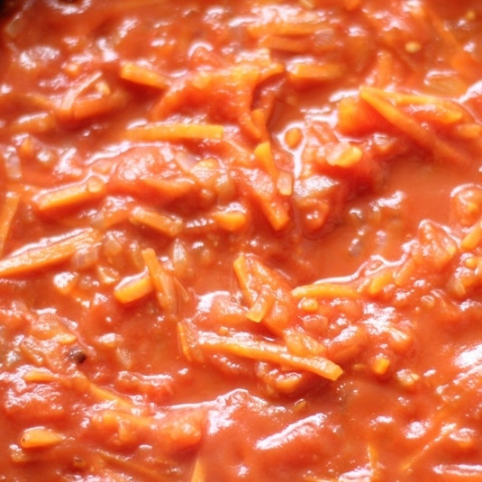 1. Этап. Голубцы с мясом: Параллельно этому, в другой сковороде обжариваем до мягкости мелко нарезанную морковь (можно - с небольшим количеством лука), добавляем томаты в собственном соку (или томатную пасту, разведенную с водой) и тушим 10 минут.