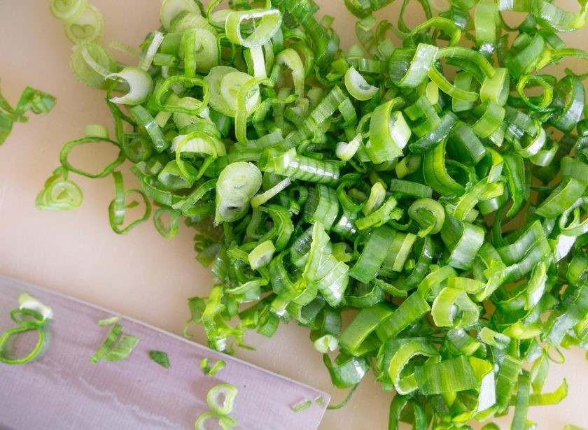 1. Этап. Яичные облака: 2. Затем нашинкуйте колечками лук. Сыр мелко натрите. Ингредиенты соедините, оставив часть лука для подачи.