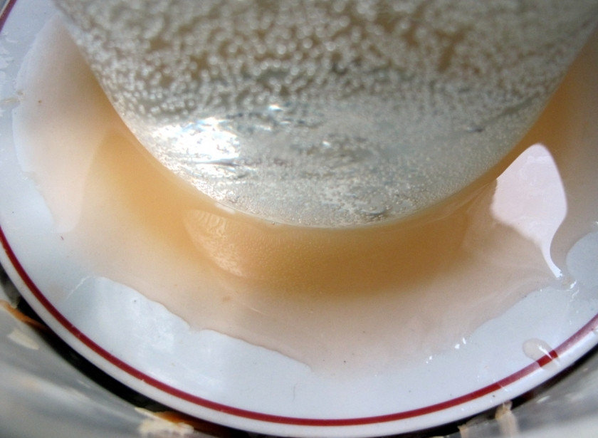 1. Этап. Бомбовая капустка: 8. Накрываем тарелкой и ставим сверху тяжесть. Я обычно ставлю 3-х литровую банку с водой.