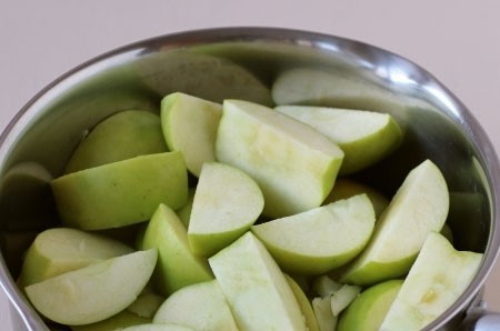 1. Stage. Apple pastille: For apples, core and cut into four pieces. Fold in a pan, add water.