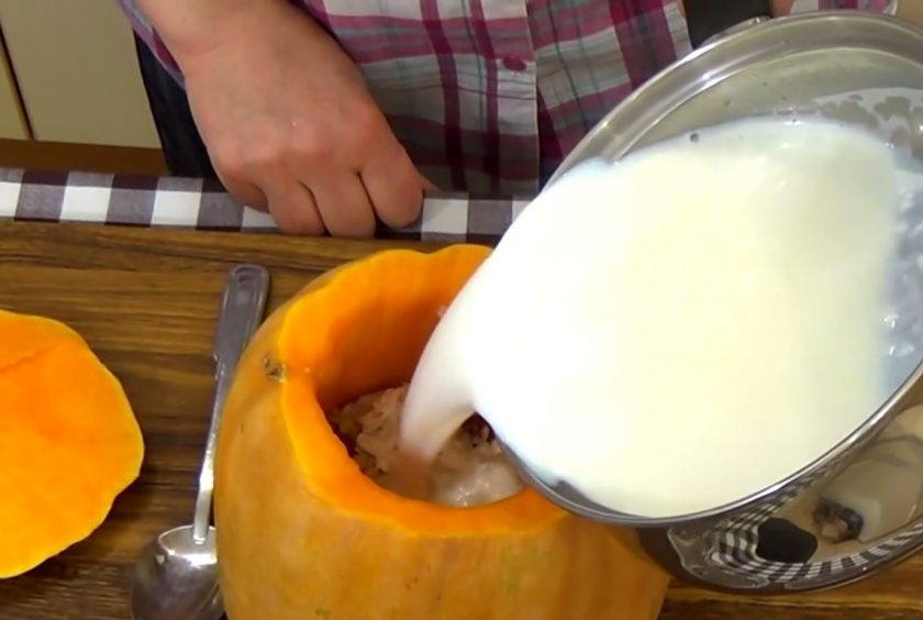 1. Этап. Царская тыквенная каша: 3. Наполните тыкву рисовой кашей, залейте горячим молоком, накройте верхушкой и отправьте в разогретую до 200 градусов духовку на 2 часа.