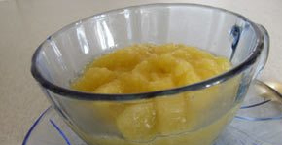 1. Этап. Пюре из яблок для грудничка: Сразу после приготовления яблочного пюре, его необходимо употребить в пищу, чтобы оно не темнело. Сахар добавлять не стоит, пусть ребёнок почувствует настоящий вкус яблока. Если малыша постоянно мучают колики, то перед приготовлением яблоки можно запечь в духовке.